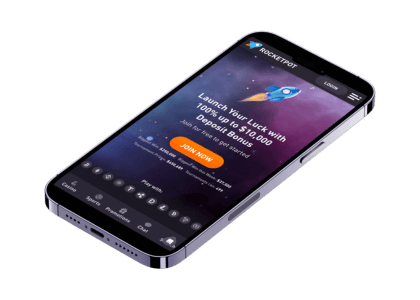En smarttelefon som viser RocketPot sin mobilversjon, med velkomstbonus og registreringsknapp synlig på skjermen.